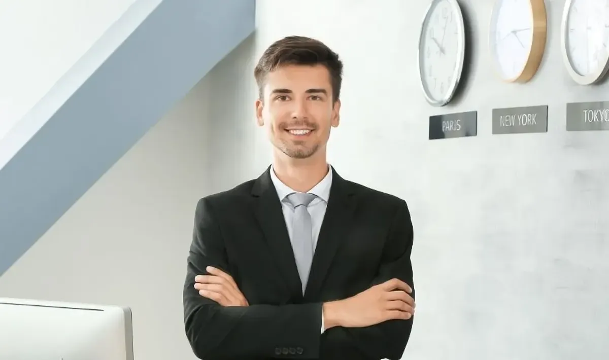 Collaborateur SGA souriant à son poste d'accueil