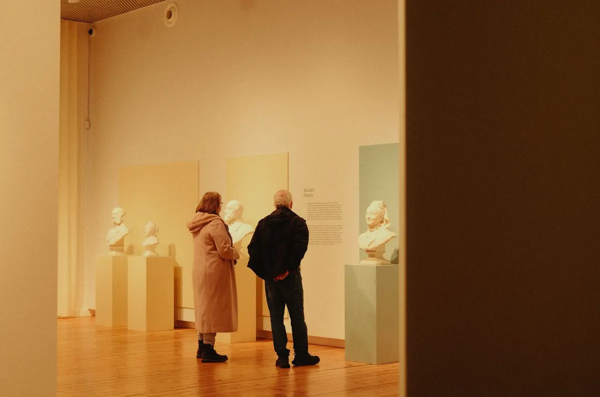 Visiteurs devant des œuvres dans une galerie d'exposition