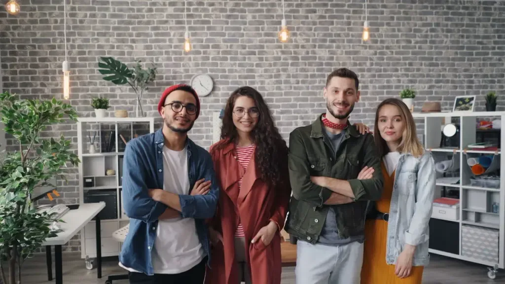 Équipe de jeunes collègues souriants dans un bureau lumineux